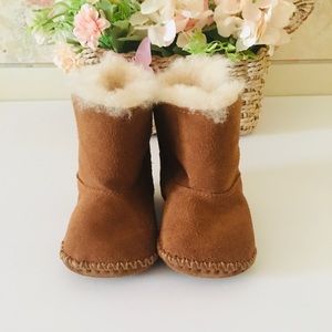 Infant Beautiful UGG size 2/3